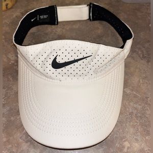 NIKE Women’s AeroBill Lightweight, Dri-Fit Visor, OSFA, white and black